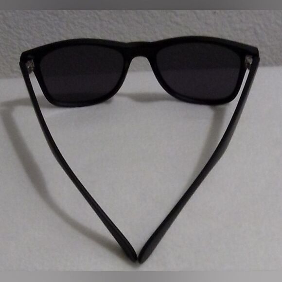 “Classic PolarSpex Retro Polarized Sunglasses - Gently Used - Picture 3 of 6